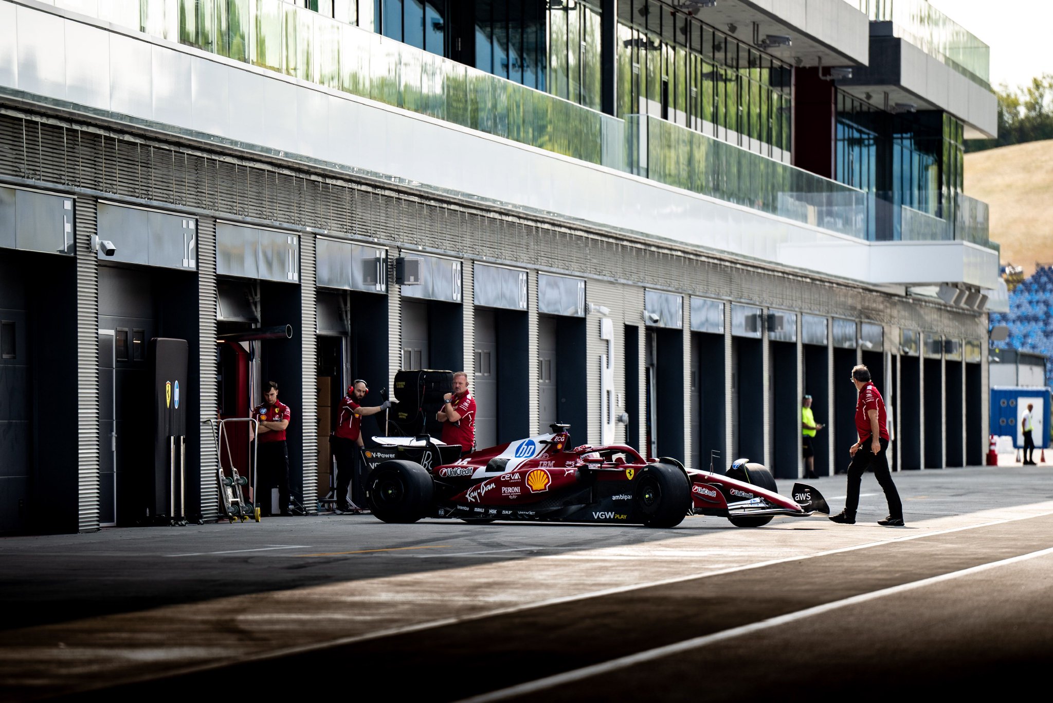 红牛车队逆转梅赛德斯，勒克莱尔点燃赛场