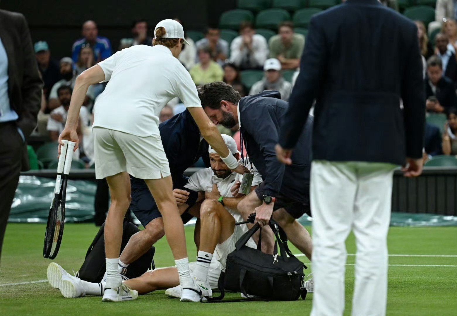 拉沃尔杯险胜年终总决赛，辛纳扛起全队