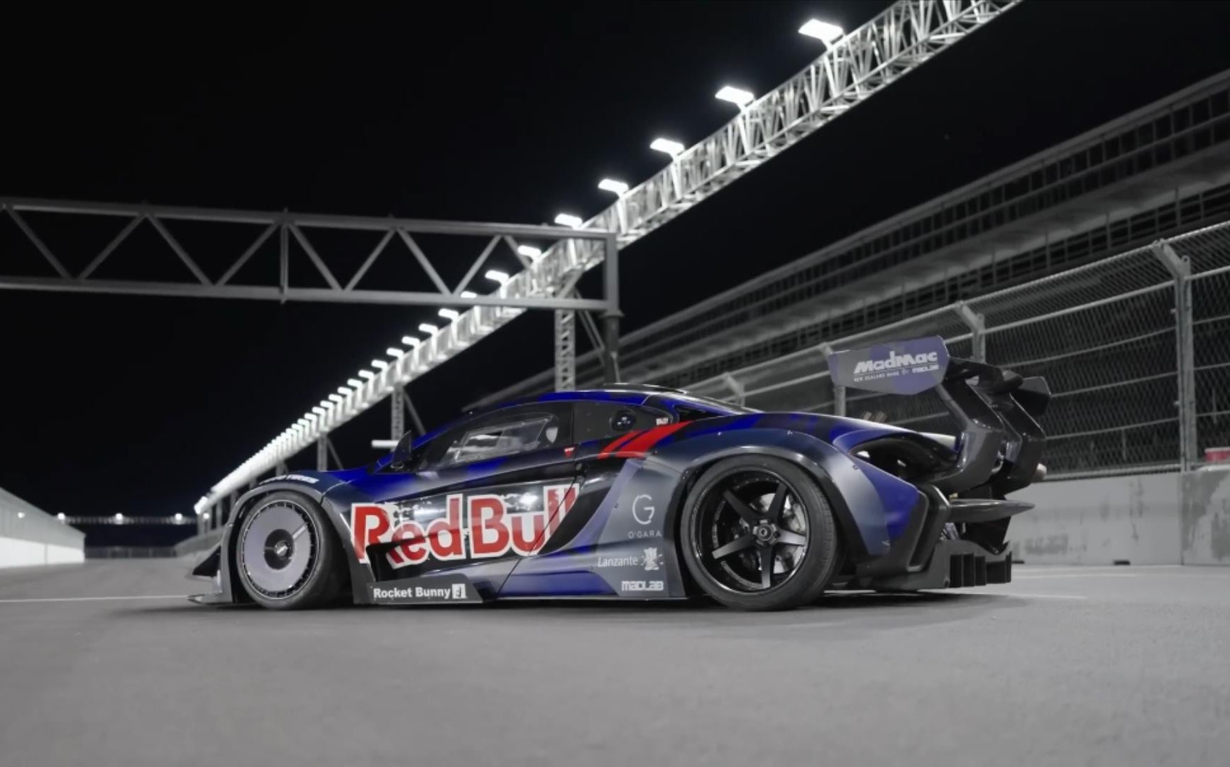 迈凯伦碾压梅赛德斯，拉塞尔点燃赛场