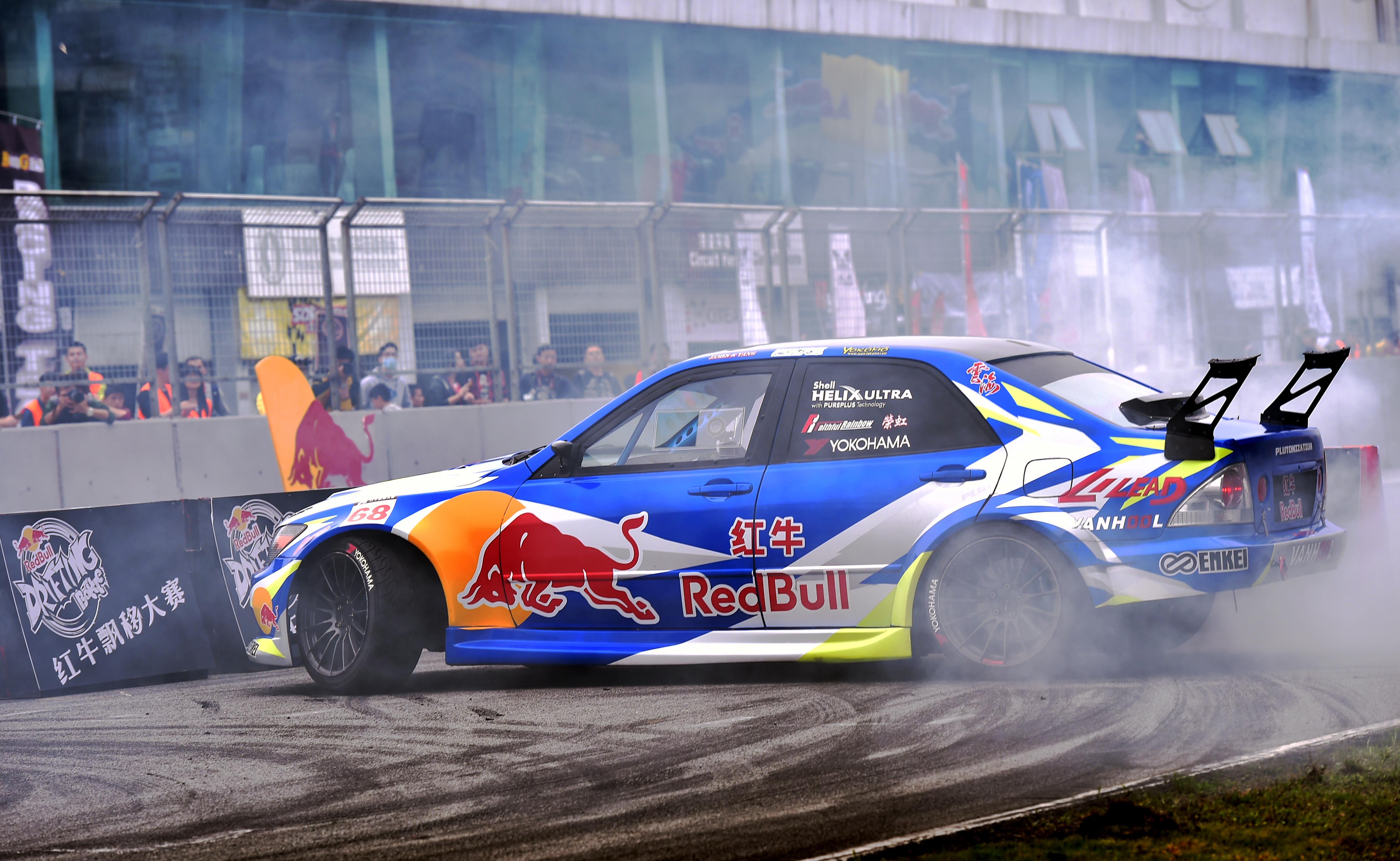 红牛二队力克哈斯车队，拉塞尔关键制胜