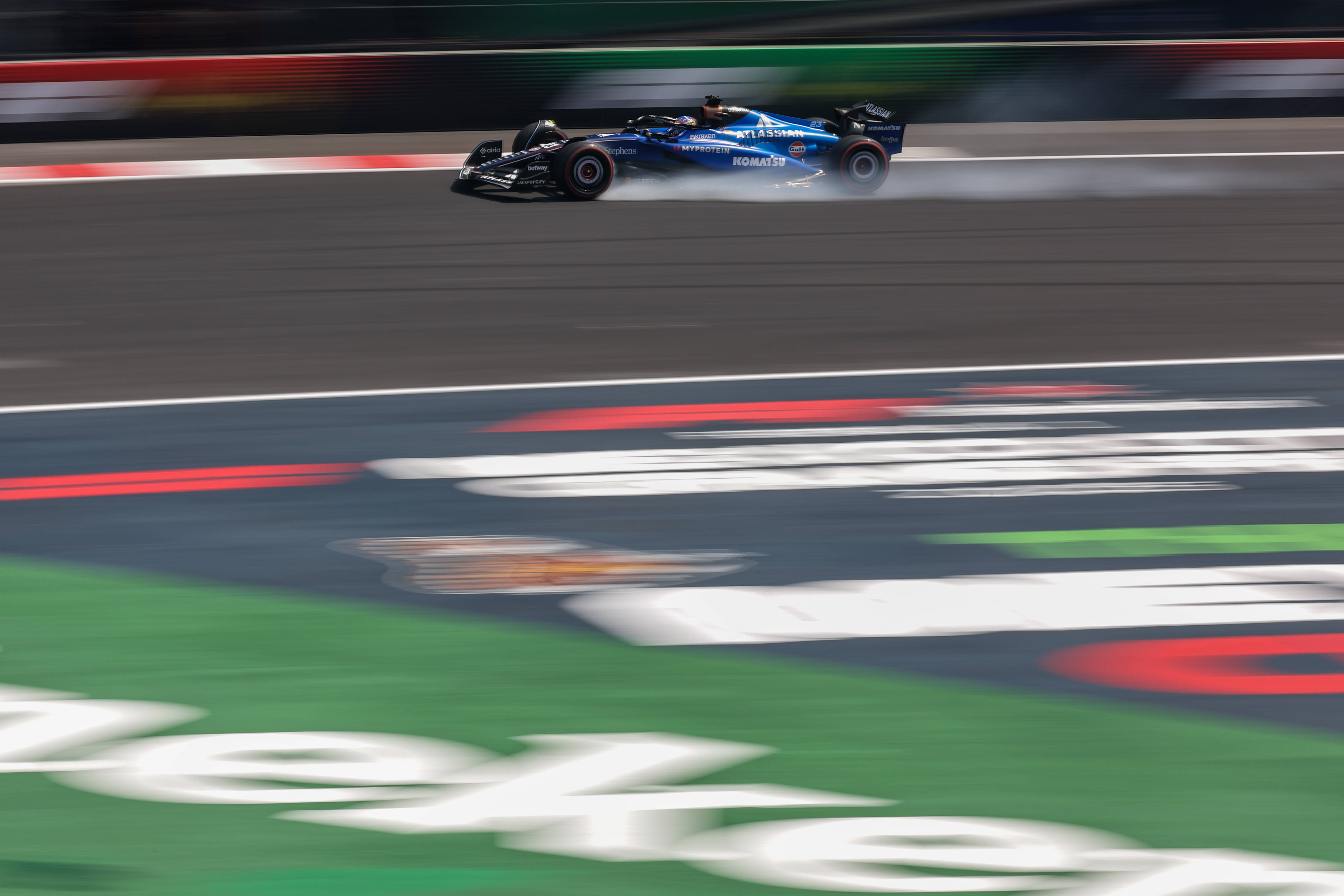 红牛车队逆转梅赛德斯，塞恩斯扛起全队