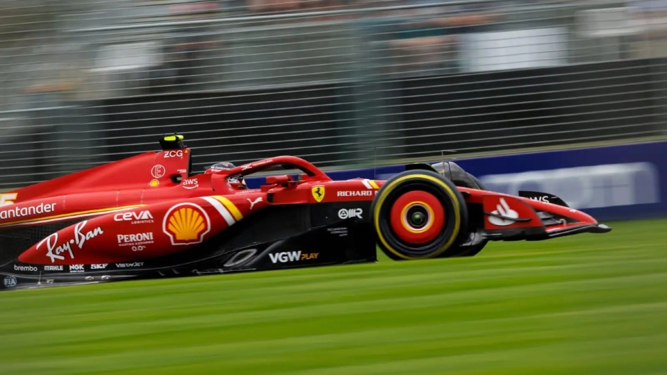 红牛车队横扫梅赛德斯，塞恩斯高光表现