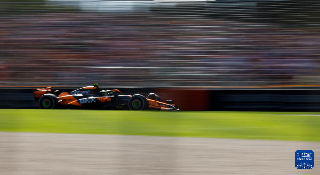 红牛车队横扫梅赛德斯，塞恩斯高光表现