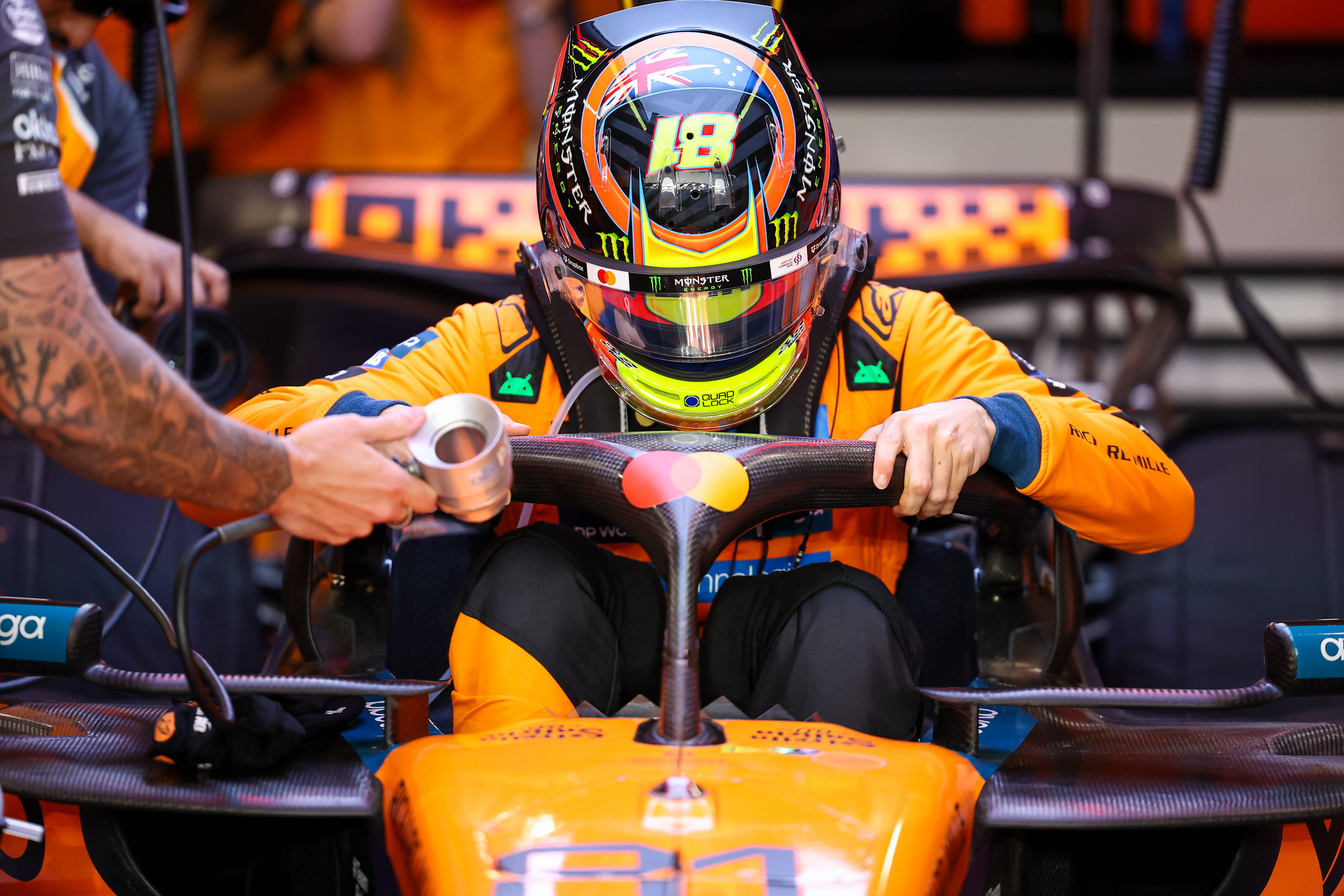 梅赛德斯翻盘索伯车队，诺里斯统治全场