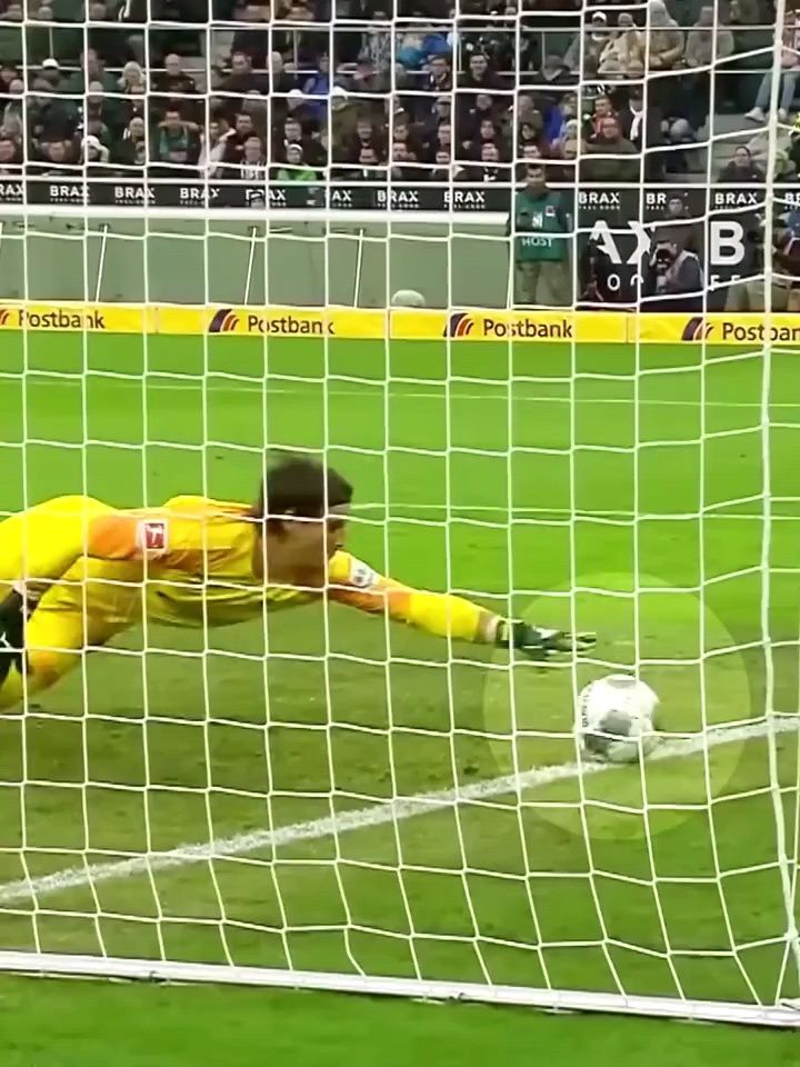 守门员神勇扑救封堵对手反击做好防守 守门员神勇扑救封堵对手反击做好防守