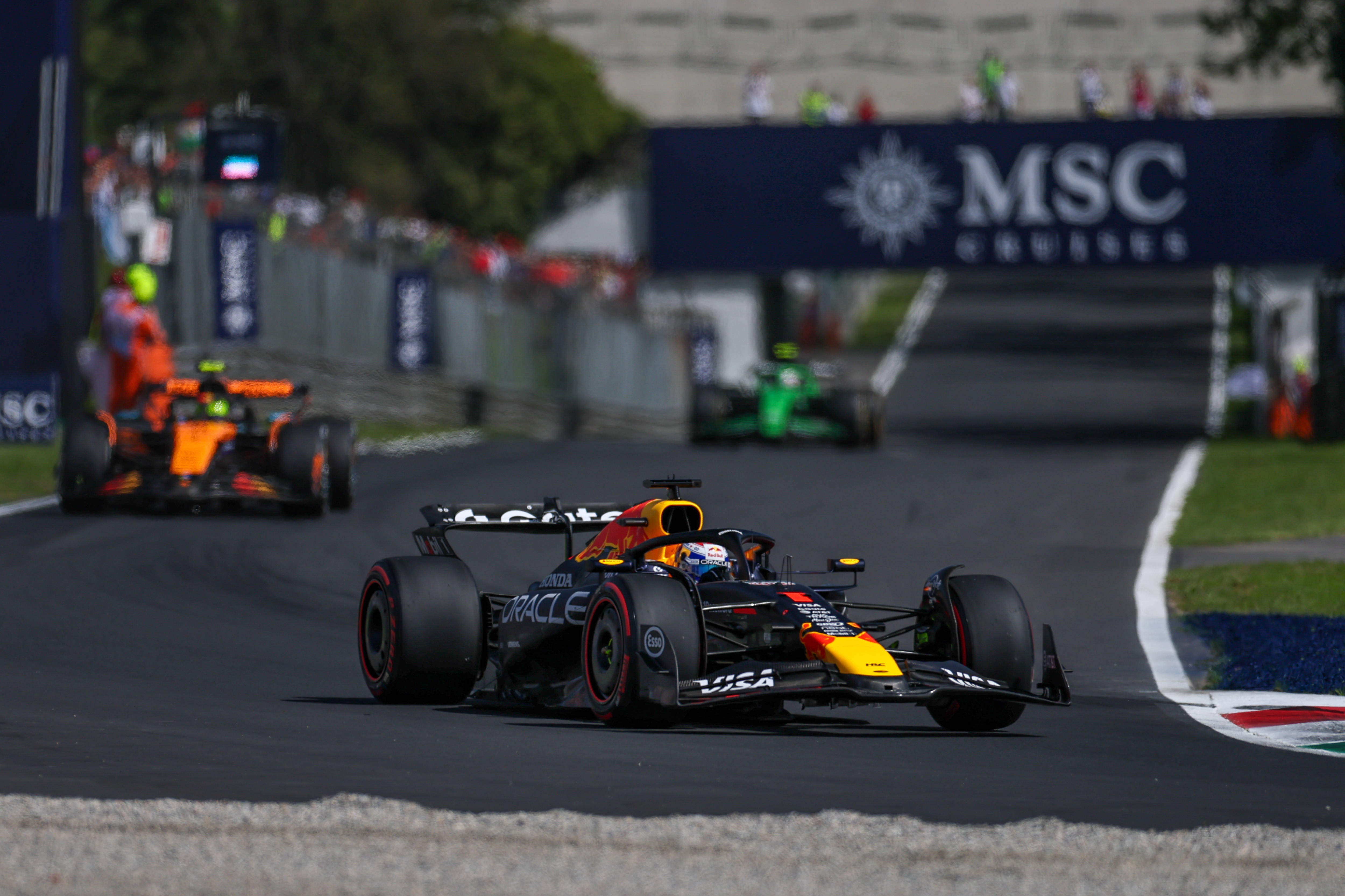 雷诺车队轻取梅赛德斯，维斯塔潘关键制胜