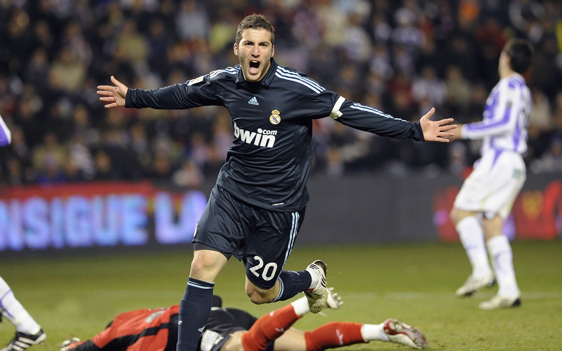 猛龙对阵山西队，英格拉姆的完美演出，如何定义篮球场上的唯一性？